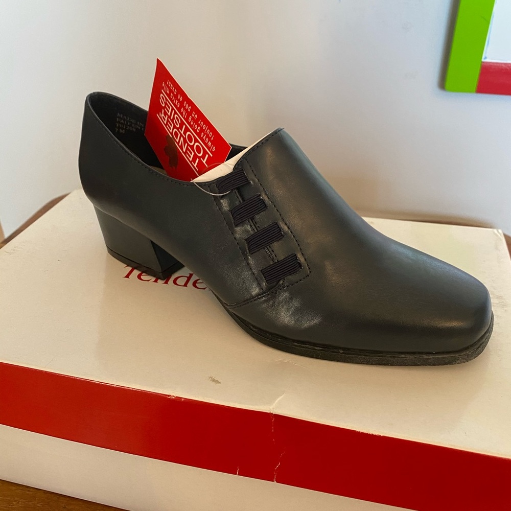 NIB/NWT Navy Tender Tootsies shoes